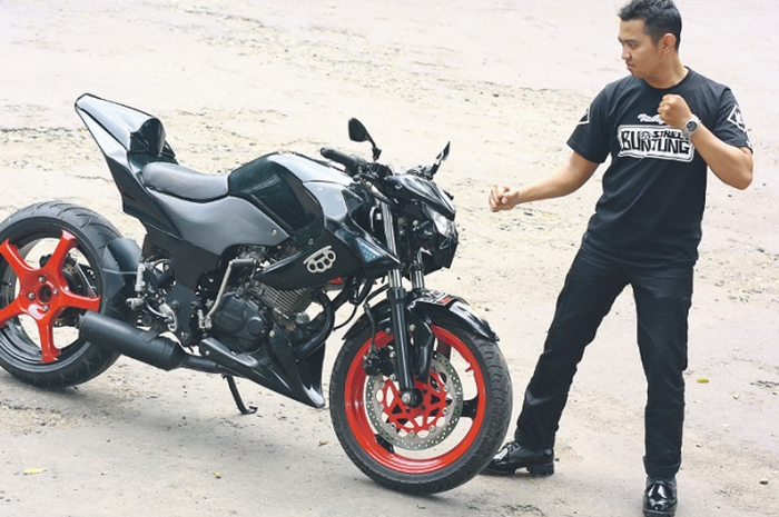 Tiger dilabur hitam-merah supaya makin garang