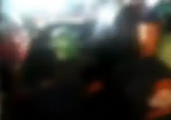 Kawasan Lubang Buaya Mencekam, Video Pemotor Ramai-ramai Hancurkan Mobil, Diduga Tabrak Lari