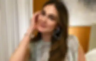 Tampil Cantik dalam Balutan Busana Bernuansa Hitam, Luna Maya Pamer Pose Ngangkang hingga Buat Netizen Salfok: Laki Banget!