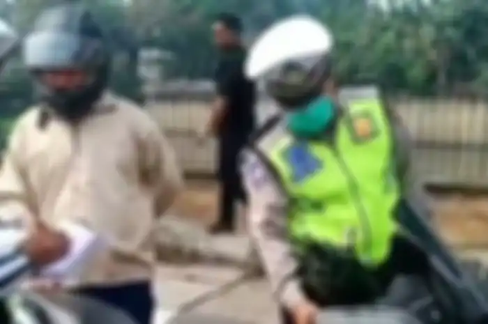 Ilustrasi polisi melakukan tilang di operasi zebra jaya 2019