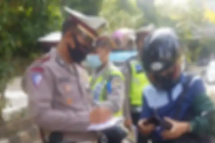 Ilustrasi tilang. Mungkin Gak Sih Bikers Ditilang Dua Kali di Hari yang Sama? Polisi Bilang Begini