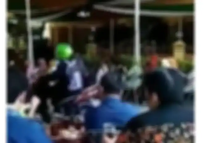 Pernikahan di tepi jalan tanpa menutup jalan