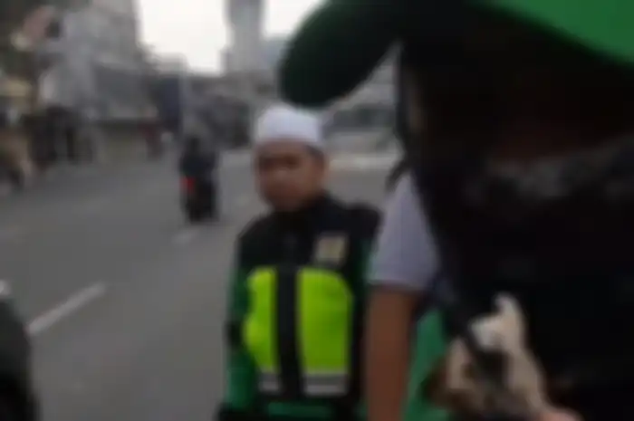 Relawan membersihkan ranjau paku di daerah Galur, Jakarta Pusat.