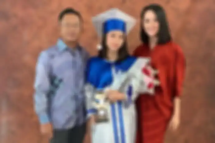 Ririn Ekawati dan sang mantan suami Edwin Abeng di hari wisuda Jasmine Abeng. 