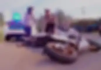 Ketipu Papan Triplek, Biker Alay Jatuh di Kaki Polwan Cantik!