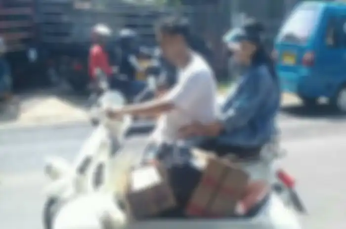 Raffi Ahmad naik Vespa bersespan saat berbelanja