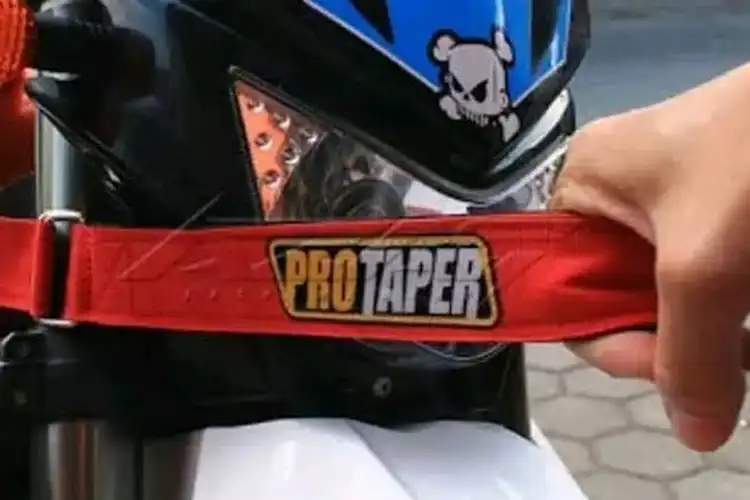 Street Manners: Enggak Bisa Sembarangan, Begini Teknik yang Benar Menarik Motor yang Mogok di Jalan