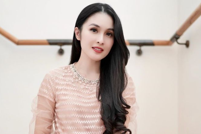 Bak Cinderella yang Keluar dari Buku Dongeng, Sandra Dewi Tampil Cantik Paripurna Saat Pakai Gaun Mewah hingga Buat Netizen Tergila-gila