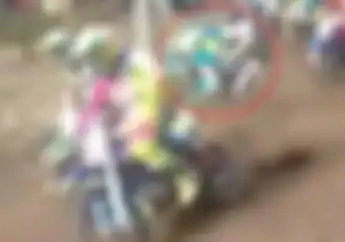 Horor! Video Pembalap Grasstrack Jatuh di Depan Motor Ngebut