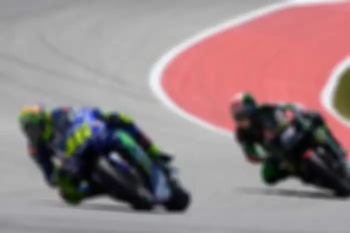 Valentino Rossi bertahan dengan kuat dan tidak membiarkan lawan menyalip