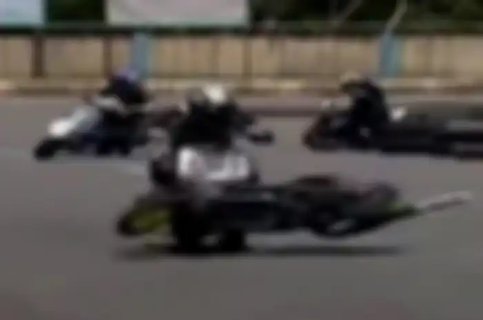 Motor pembalap yang terjatuh menyebrang jalur dan menghajar pembalap lain