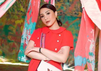 Cuek Injak Sepatu Bolong-bolong Mirip Jaring Ikan, Nagita Slavina Bikin Netizen Jantungan Usai Tahu Harga Aslinya Capai Rp 15 juta: Mau Nangis, Sepatunya Seharga Motor