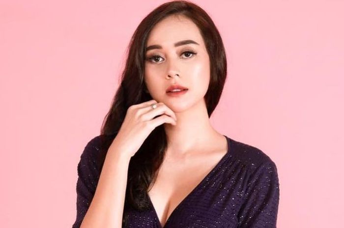 Aura Kasih Duduk di Ayunan Kayu Tua Nan Usang, Intip Potret Istri Eryck Amaral yang Habiskan Waktu Liburan di Tengah Hutan!