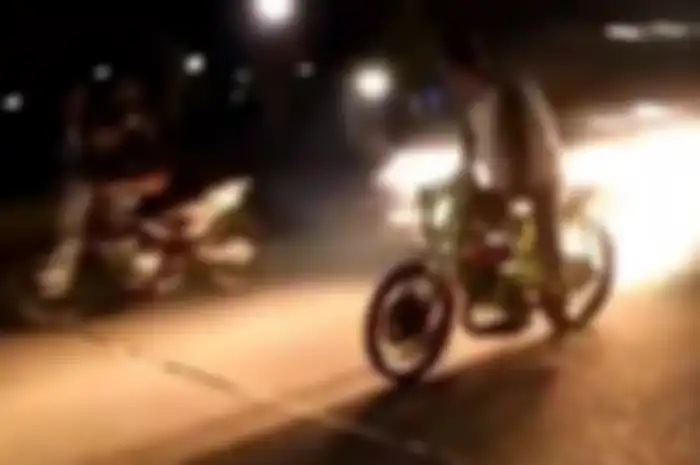 Truk dengan kecepatan tinggi menghajar dari belakang