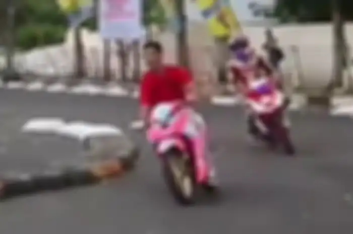 Kru tim ini tidak bisa mengendalikan motornya meski cuma distut hehee..