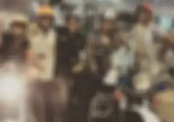 Sekumpulan Bikers Dengan Rompi Hitam Terlihat di Rumah Duka Istri Indro Warkop