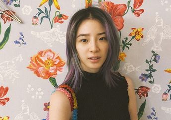 Contek yuk Gaya Kasual Irene Kim Kenakan Drawstring Top dan Flare Straight Pants!