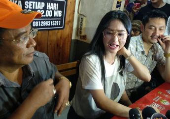 Keponakan Dewi Perssik Sebut Tubuh Tantenya KW, Angga Wijaya Buka Suara
