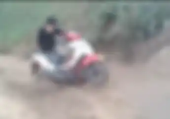 Gara-gara Motor Nyangkut di Tanah, Netizen Perang Komentar di Video Ini