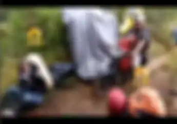 Kocak.. Pendaki Gunung Melongo, Lagi Ngaso Isi Tenaga Eh Ada Ojek Lewat!