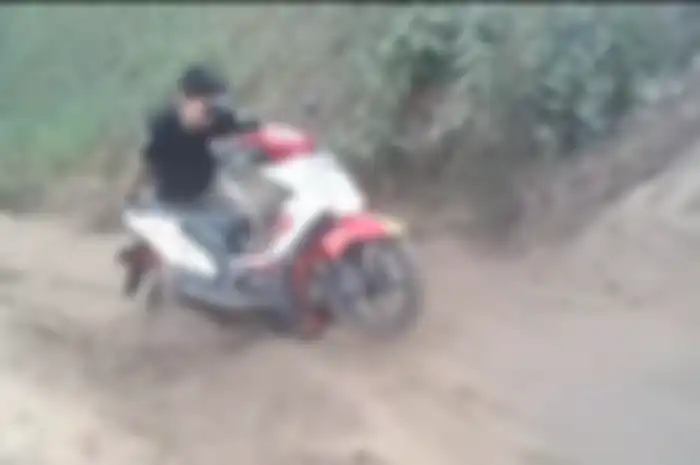 Sebuah Honda Beat Ceper dijajal di trek bertanah