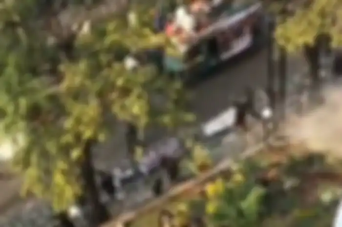 Driver ojol yang demo di Jalan HR Rasuna Said Kuningan dibubarkan polisi.