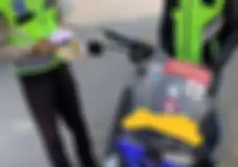  Kebanyakan Gaya, Yamaha NMAX Pakai Sirine dan Rotator Kawal Ambulans, Langsung Ditilang Polisi