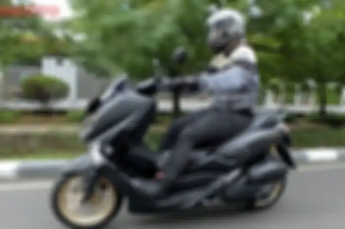 Ilustrasi pengendara Yamaha NMAX.