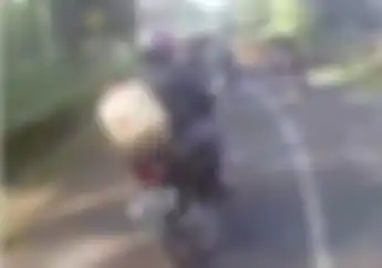 Kocak! Video Motor Honda Supra Gaya-gayaan Ngikutin Moge Cornering, Ujung-ujungya Bikin Malu