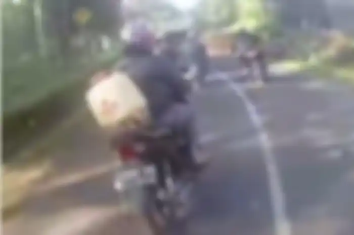 Pemotor Honda Supra berusaha mengejar rombongan moge.