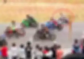 Motor Matic Diadu Sama Moge di Sirkuit, Awalnya Ketinggalan Eh Diakhir Penonton Sorak