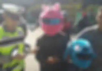 Sempat Diberhentikan, Polisi Bilang Begini ke Pemotor yang Pakai Sarung Helm Unik