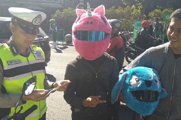 Sarung helm ini ikut tarik perhatian petugas Polisi