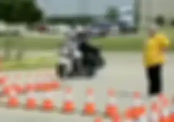 Cara Bawa Motor Polisi Ini Bikin Melongo! Valentino Rossi Aja Belum Tentu Bisa