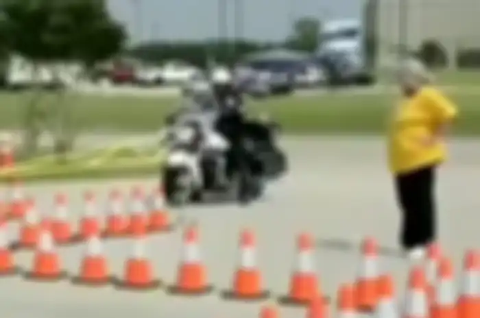 Skil dewa Polisi bawa motor melewati cone