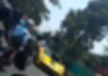 Viral! Video Ambulance Lagi-lagi Terhalang Konvoi Mobil Mewah, Netizen Malah Bully Pemotor