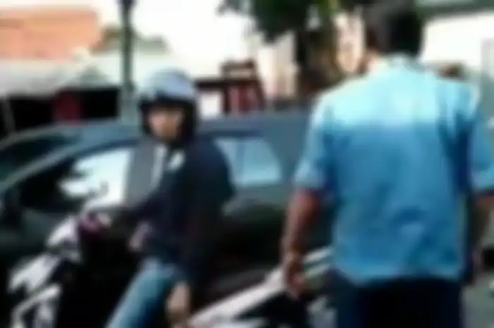 Pemotor dan pengendara mobil terlibat cekcok di daerah Bogor.