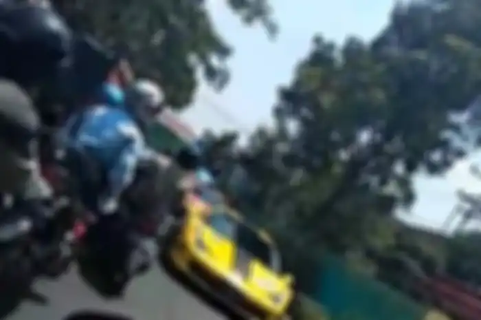 Ambulance kembali terhalang perjalanannya di Malang, Jatim.