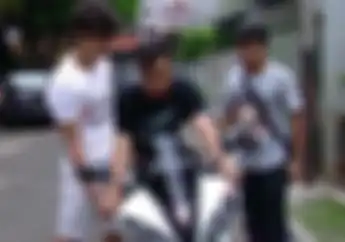Kocak! Video Ahmad Dhani Pamer Naik Moge, Sempat Bingung Menghidupkan Motor