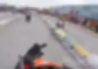 Video Balapan Paling Brutal! Main Tabrak dan Pukul di Tengah Lintasan