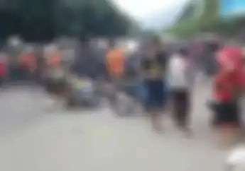 Serem.. Video Tiga Motor Balap Bersentuhan, Penonton yang Jadi Korban