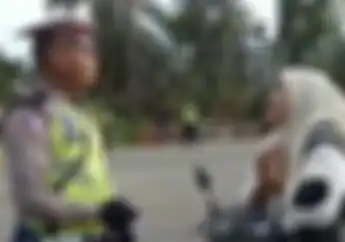 Emak-emak Nangis Kena Tilang Enggak Pakai Helm, Netizen Malah Fokus Dimotornya. Kenapa Ya?