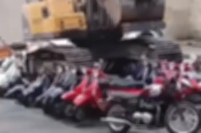 Puluhan Vespa dan moge hancur dilindas alat berat.