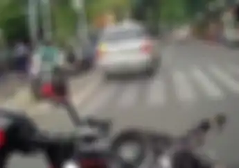 Video Motor Yamaha NMAX Kejar Livina Kabur dari Polisi, Mencekam!