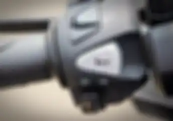 Mengapa Tombol Lampu Sein Motor Honda Ada di Bawah? Ini Penjelasannya