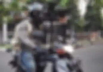 Ariel Noah Naik Motor Bebek Suzuki Shogun, Helmnya Bikin Gagal Fokus