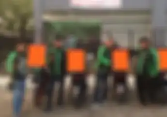 Bahayakan Orang Lain, Papan Iklan Yang Nempel DI Motor Ojek Online