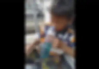 Jangan Ditiru! Video Bocah Mabok Bensin Motor, Dampaknya Bahaya Banget
