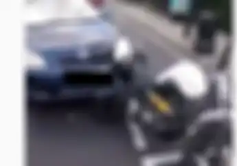 Pemotor Arogan Ngancurin Spion Mobil, Dibalas Tabrak Sampai Terkapar