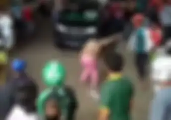 Palembang Geger, Video Ibu-ibu Ngamuk Acungkan Pisau ke Driver Ojol, Pemotor Kocar-kacir